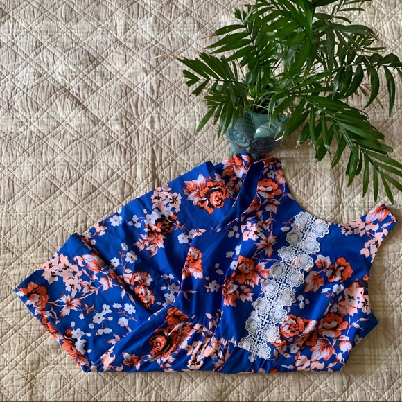 Dress with back lace detail - Picture 2 of 3